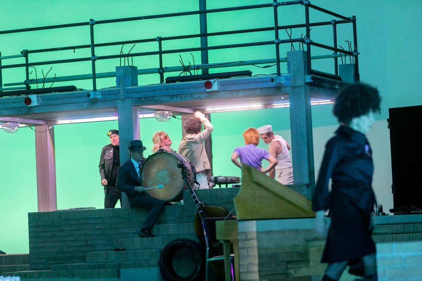 David Marton und Ensemble inszenieren Allen Ginsbergs Gedicht „Howl“ als performatives Konzert. Volksbuehne Berlin, Urauffuehrung 21. November 2019.